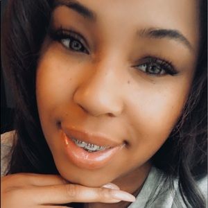 Meet your Posher, Auriana